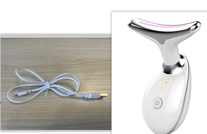 Masajeador de cuello GlowPulse blanco junto a un cable USB blanco
